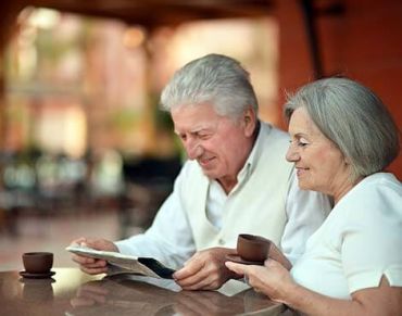 Älteres Paar am Tisch